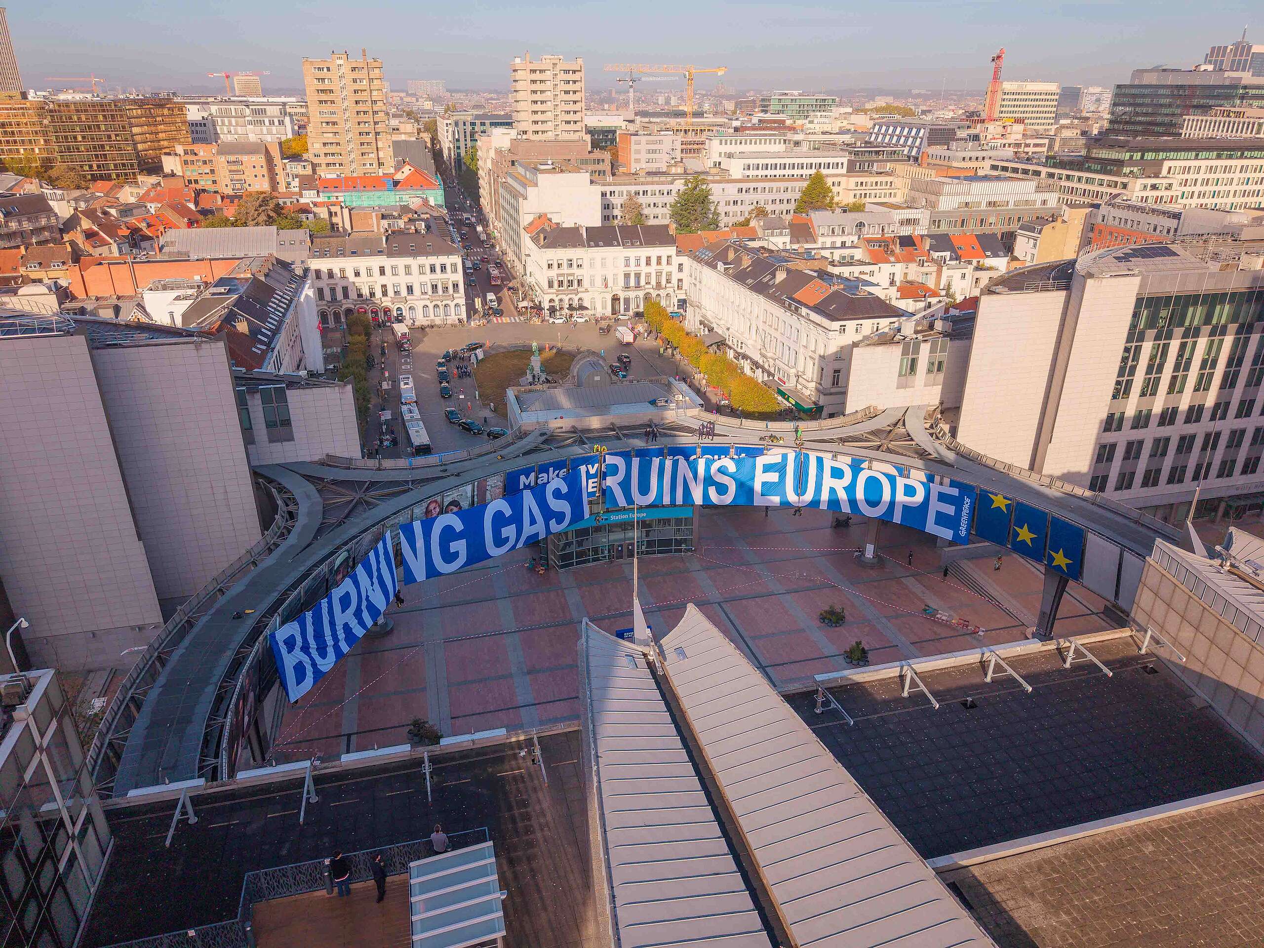 Caro energia, 300 euro in più a famiglia in Europa: Greenpeace in azione a Bruxelles contro il gas fossile
