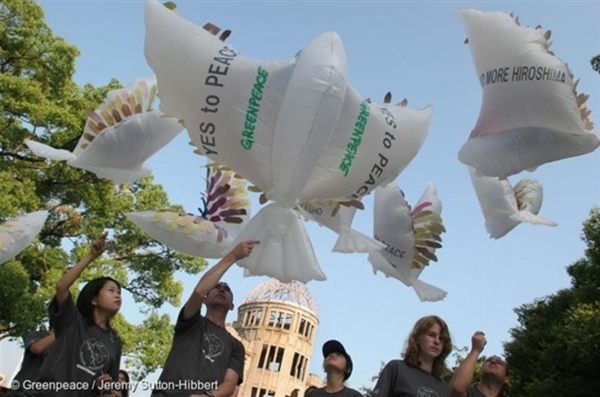 Activists release peace doves during the Hiroshima atomic bombing 60th anniversary. (2005)