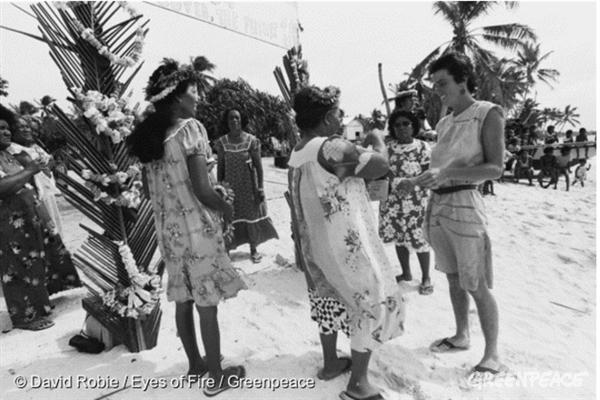 ロンゲラップ島の女性たちに歓迎されるバニー・マクダーミッド