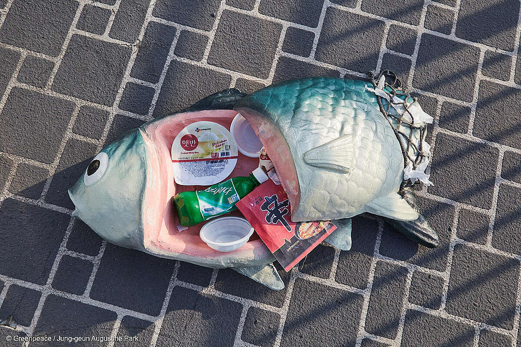 驚愕 1週間でクレジットカード2枚 私たちが食べるプラスチックの量 国際環境ngoグリーンピース