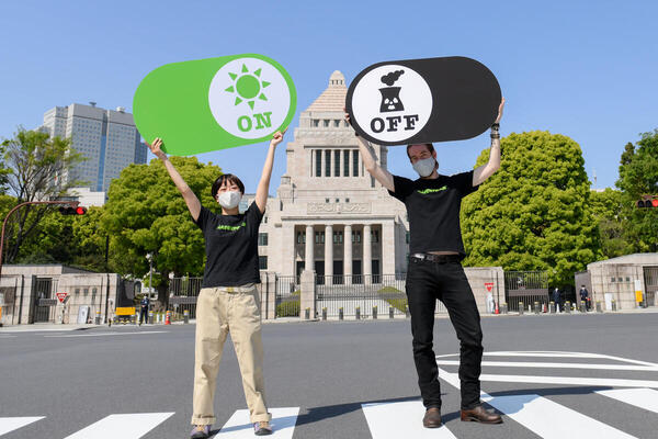 国会議事堂前での抗議行動。原発から再生可能エネルギーへの移行を訴えた