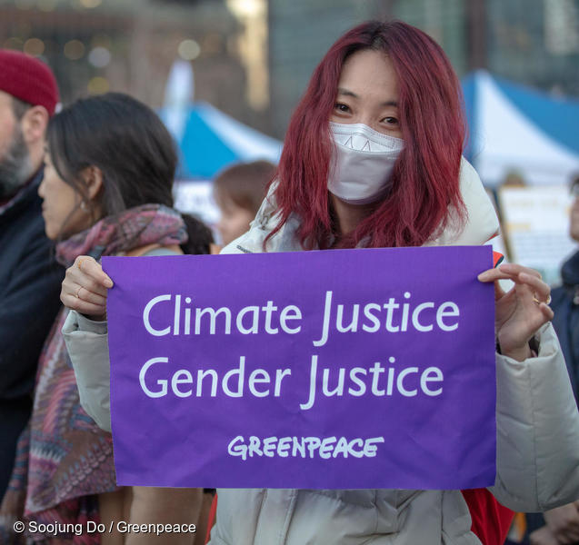ースソウルのスタッフとボランティア。「気候の正義、ジェンダーの正義」がスローガンに掲げられている