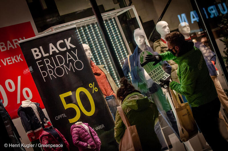 ノルウェー・オスロの商店街でブラックフライデー反対のキャンペーンを行うグリーンピースのボランティアたち。