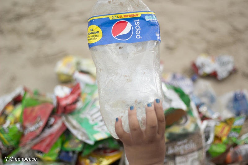 メキシコのミラマールビーチで清掃活動が行われた際に見つかったペプシコのプラスチックごみ。