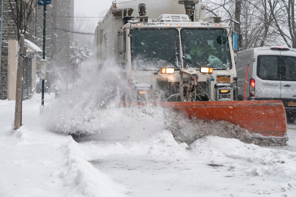 ニューヨーク ブロンクスで道路から雪を取り除く衛生局の車両