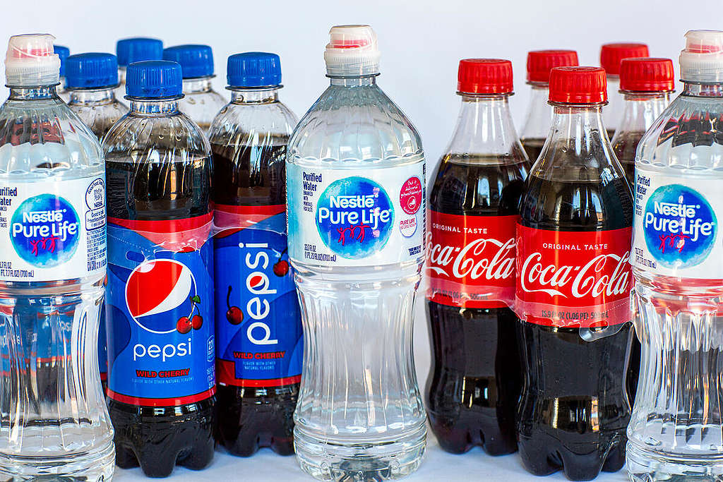 コカ・コーラ、ペプシ、ユニリーバ、ネスレは、大手多国籍食品ブランドであり、大量のプラスチック汚染の原因でもある。