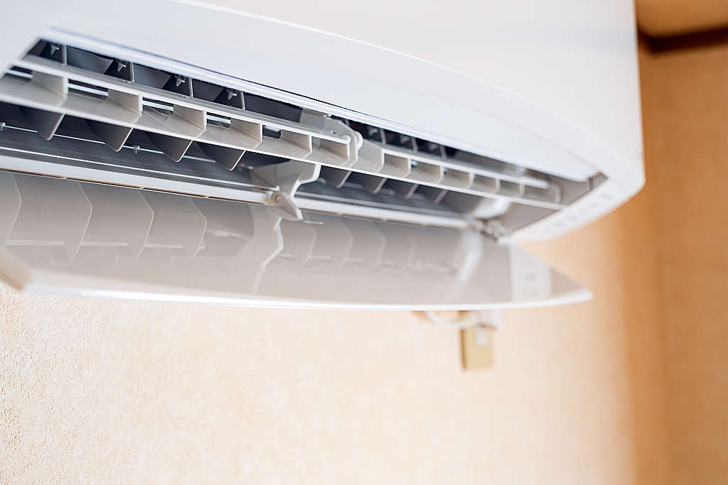 どれだけ暖房を効かせても部屋が暖まらないのは断熱性能が低いから。エアコンの送風口
