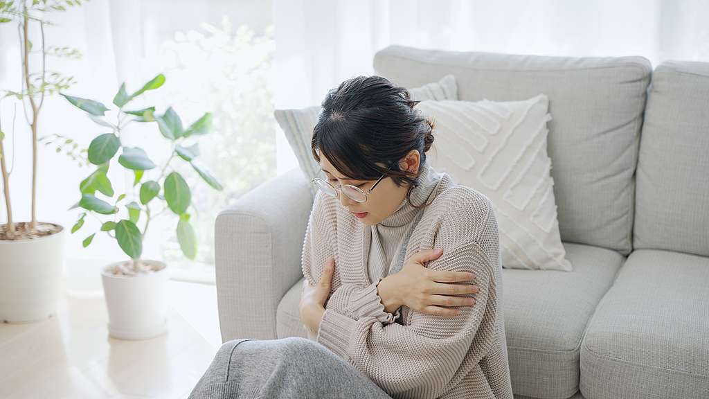 部屋が寒くて困っている女性 部屋が寒くて困っている女性