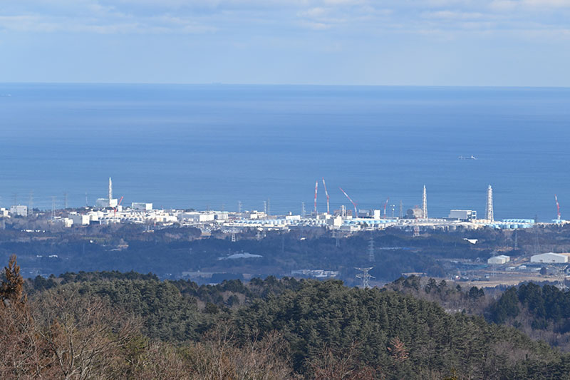 福島第一原発。左に6、5号機、中央から右に1、2、 3、4号機