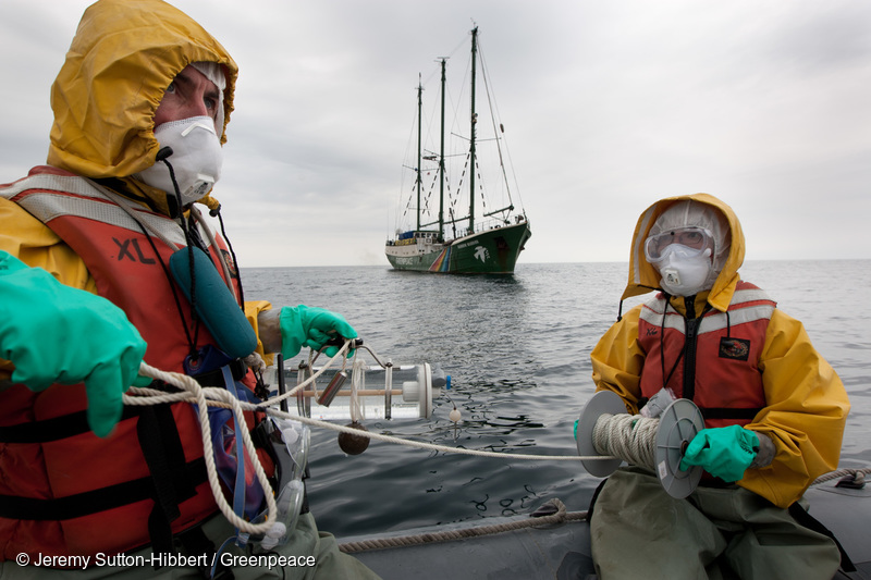 福島県沖で海水のサンプル調査を行うグリーンピースの船とスタッフ