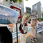 8月24日、海洋放出が始まった当日、東京電力本社前で抗議の声を上げる人々。