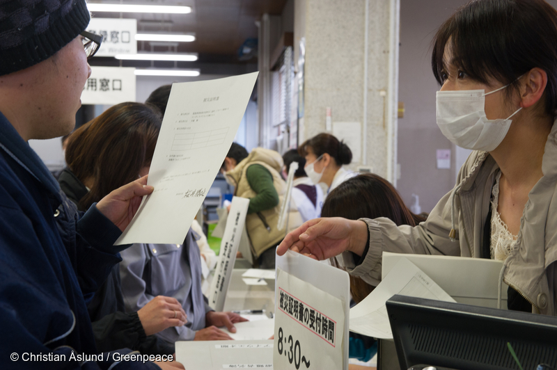 福島県南相馬市、罹災証明書発行の申請に窓口を訪れる被災者（2011年4月4日）
