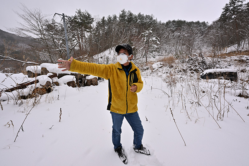 解体された自宅跡地にて ©Ryohei Kataoka/Greenpeace 解体された自宅跡地にて ©Ryohei Kataoka/Greenpeace