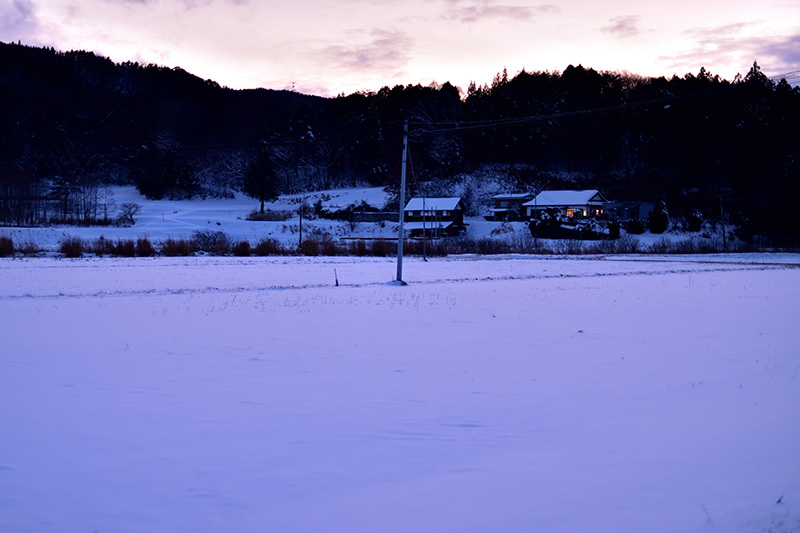 夕暮れの飯舘村、灯がともる住宅はわずか ©Ryohei Kataoka/Greenpeace 夕暮れの飯舘村、灯がともる住宅はわずか ©Ryohei Kataoka/Greenpeace