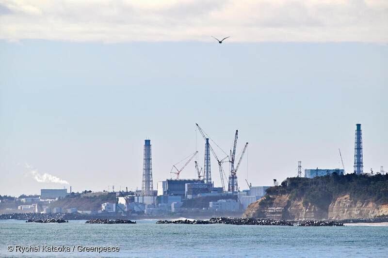 福島県、請戸漁港から臨む東京電力福島第一原発