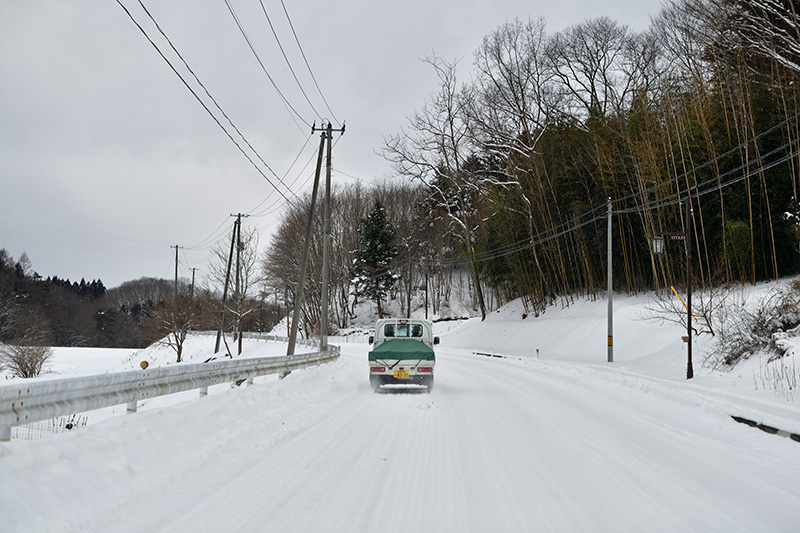 雪道を走る安齋さんの軽トラック ©Ryohei Kataoka/Greenpeace 雪道を走る安齋さんの軽トラック ©Ryohei Kataoka/Greenpeace