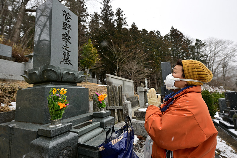 雪の降るなか親族の墓に墓参り ©Ryohei Kataoka/Greenpeace