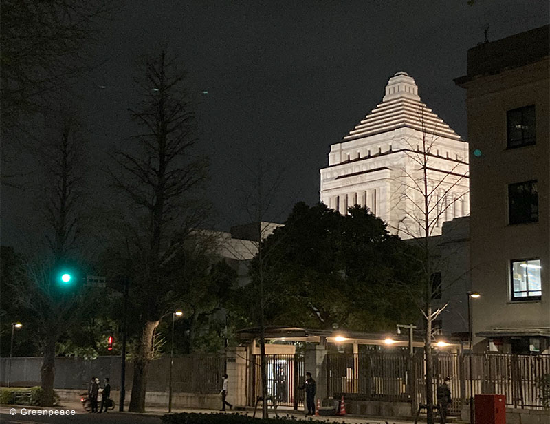 夜、ライトアップされている国会議事堂