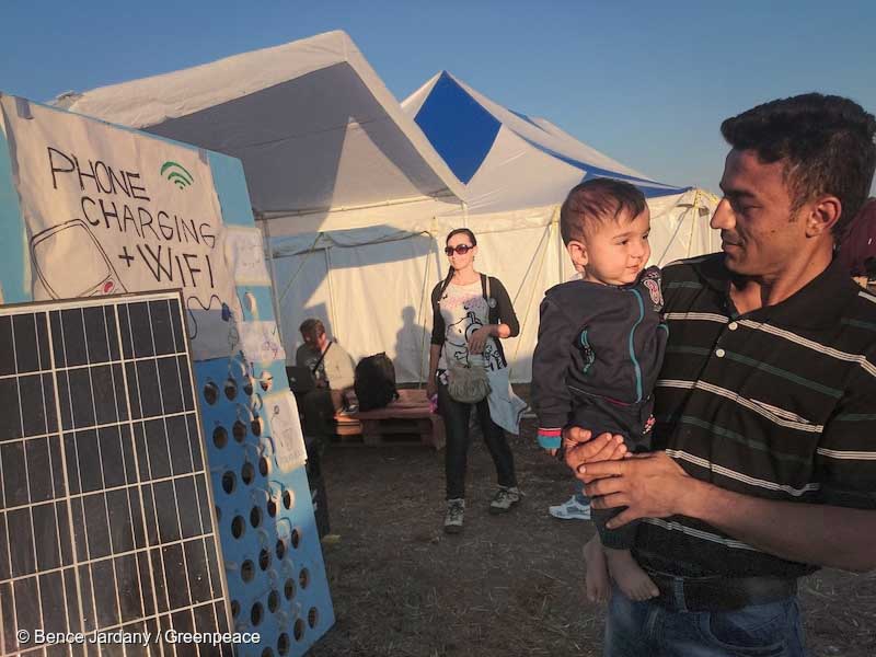 ハンガリー・ロシュケ村。グリーンピースは他の団体と協力して難民に太陽光発電とインターネット設備を提供する活動を実施した。2015年9月。