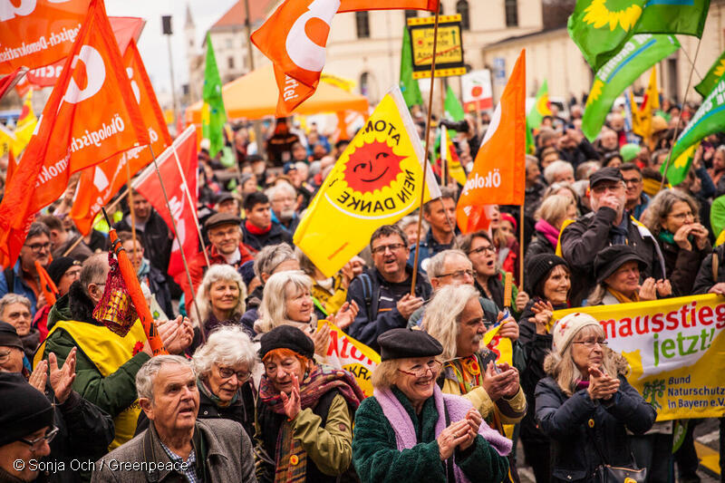ミュンヘンで脱原発を祝うグリーンピースと市民たち。2023年4月15日。 ミュンヘンで脱原発を祝うグリーンピースと市民たち。2023年4月15日。
