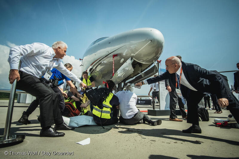 プライベートジェットの禁止を要求して抗議行動を行う機構活動家 プライベートジェットの禁止を要求して抗議行動を行う気候活動家