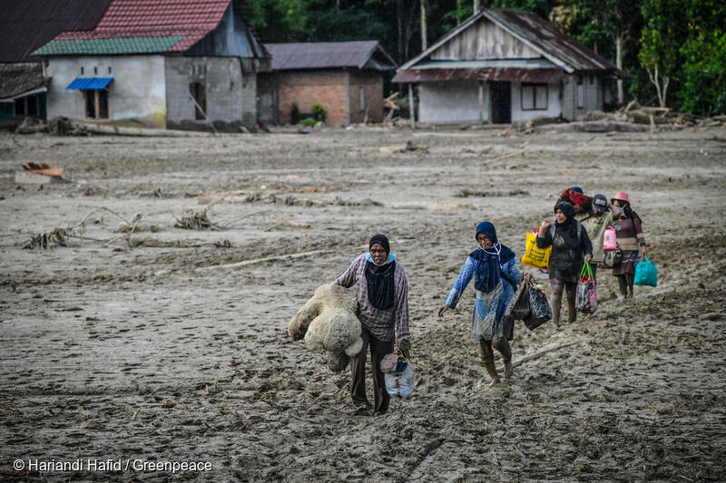 泥の中、避難する南スラウェシ島の住民たち。