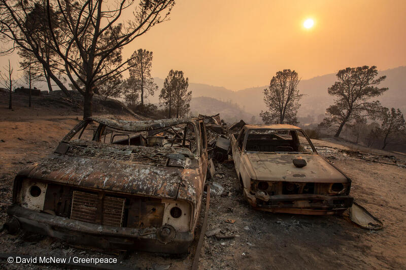 カリフォルニア州西部全域で発生した記録的な山火事と干ばつで燃えた乗用車。