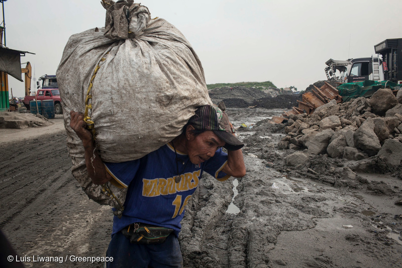 フィリピン、マニラの違法なゴミ廃棄場で働く労働者