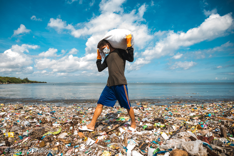 グリーンピースと「#breakfreefromplastic」ムーブメントのメンバーによる、フィリピンパラニャケのフリーダムアイランドでのビーチクリーンアップの様子。 グリーンピースと「#breakfreefromplastic」ムーブメントのメンバーによる、フィリピンパラニャケのフリーダムアイランドでのビーチクリーンアップの様子。