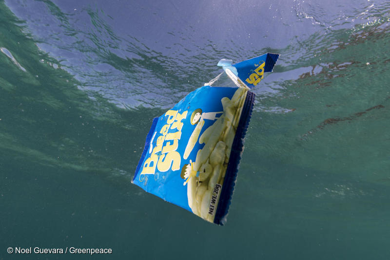 海に流出したプラスチック包装 海に流出したプラスチック包装
