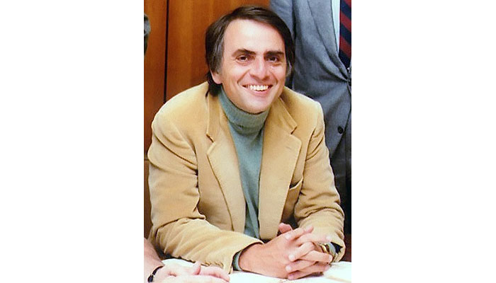 カール・エドワード・セーガン（Carl Edward Sagan, 1934年–1996年） アメリカの天文学者・作家・SF作家。元コーネル大学教授、同大学惑星研究所所長。NASA惑星探査の指導者。 