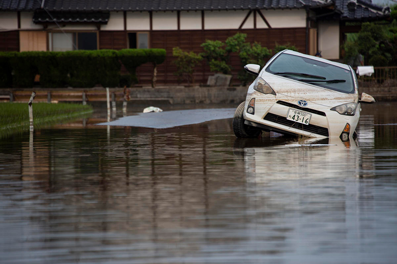 日本で洪水によって立ち往生し、損傷を受けたトヨタの車両 日本で洪水によって立ち往生し、損傷を受けたトヨタの車両