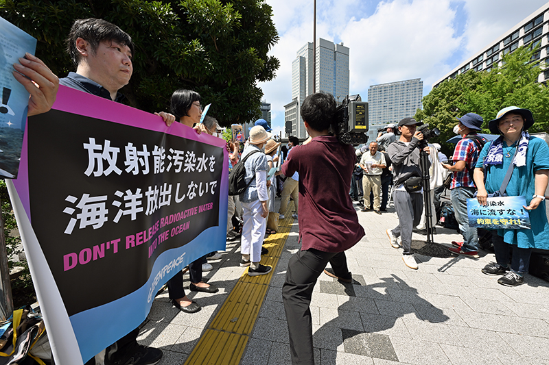 8月18日の「これ以上海を汚すな!市民会議」主催の抗議集会 8月18日の「これ以上海を汚すな!市民会議」主催の抗議集会