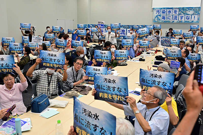 8月18日の「これ以上海を汚すな!市民会議」主催の抗議集会 8月18日の「これ以上海を汚すな!市民会議」主催の抗議集会