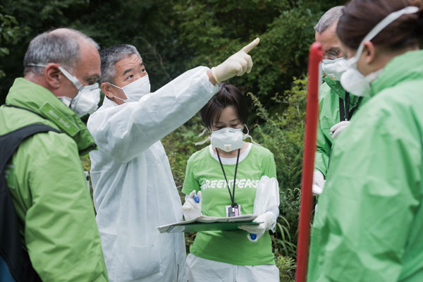2017년 9월 그린피스 방사선 방호 전문가 팀이 후쿠시마 사고로 인한 방사성 오염지역을 조사하고 있다.