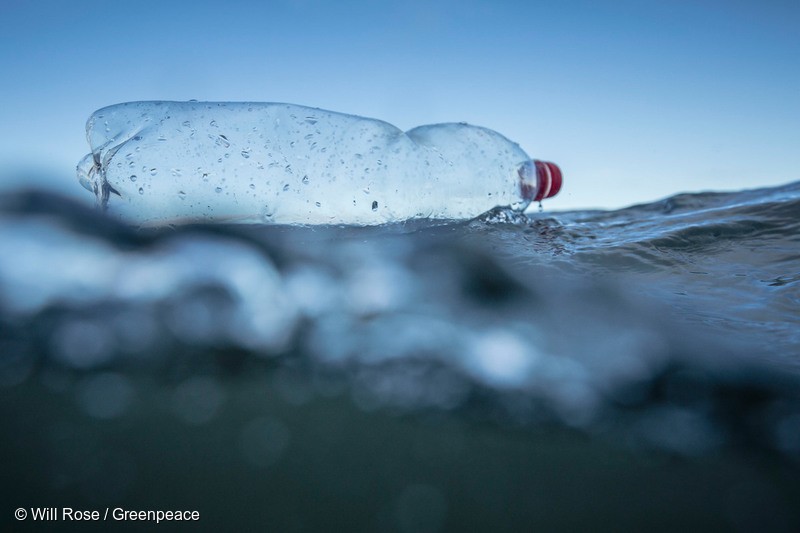 우리가 일상적으로 쓰고 버리는 플라스틱 쓰레기가 매년 8백만톤씩 바다로 흘러가는 것으로 추정됩니다.