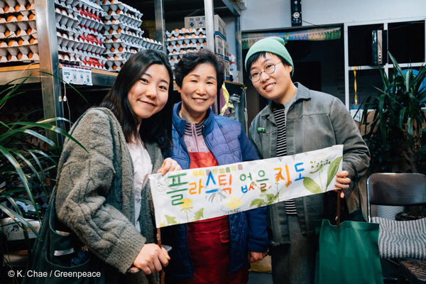 지난 4월 6일 그린피스 '착한 가게 원정대'가 서울에서 일회용 플라스틱 소비 없이 장을 볼 수 있는 가게를 찾고 있다