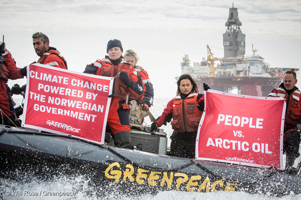 그린피스 활동가들이 북극 바렌츠해에 있는 석유 대기업 스타토일(Statoil)에서 석유 시추 중단을 요구하고 있다