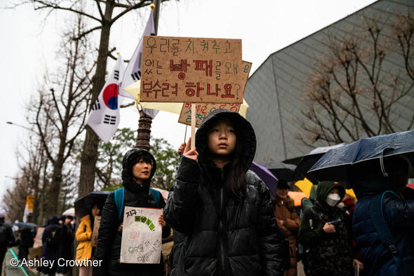 315 청소년 기후행동에 참가한 청소년들이 함께 청와대로 행진하고 있다.