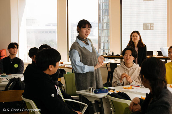 지난 3월 23일 그린피스 '착한 가게 원정대'가 서울에서 일회용 플라스틱 소비 없이 장을 볼 수 있는 가게를 찾기 위한 기준에 대해 의견을 나누고 있다