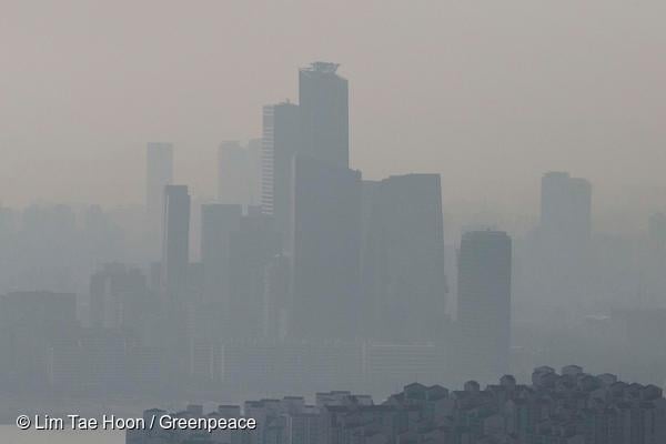 서울의 미세먼지 주의보가 내린 11일 오후 남산에서 바라본 서울 도심이 미세먼지로 인해 뿌옇게 보이고 있다. 2015.02.11 임태훈/그린피스The view of Seoul city from Namsan looks smoggy due to the heavy ultra-fine dust in the afternoon on February 11th, when Seoul Metropolitan Government issued ultrafine alert. Lim Taehoon/Greenpeace