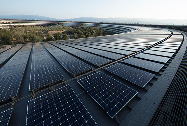 애플 본사 건물에 설치된 태양광 패널 (사진출처: 애플)