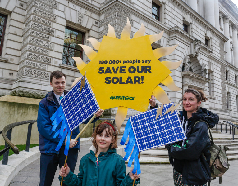 런던의 초등학생들이 그린피스 영국사무소 활동가들과 함께한 학교의 태양광 프로젝트