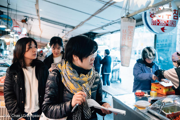 지난 4월 10일 그린피스 '착한 가게 원정대'가 서울에서 일회용 플라스틱 소비 없이 장을 볼 수 있는 가게를 찾고 있다