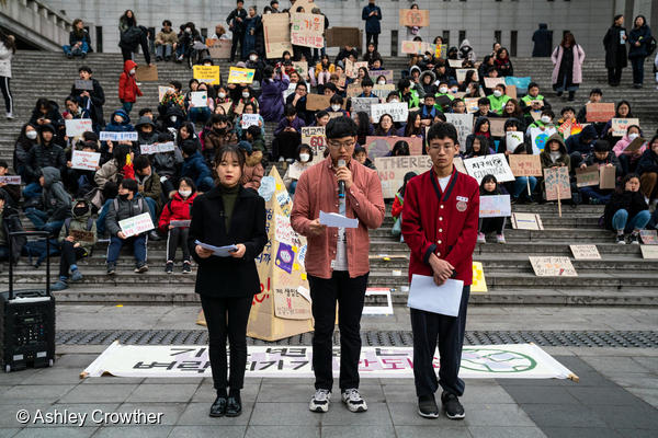 315 청소년 기후행동에 참가한 한국 청소년들이 기후변화 대응을 촉구하고 있다.