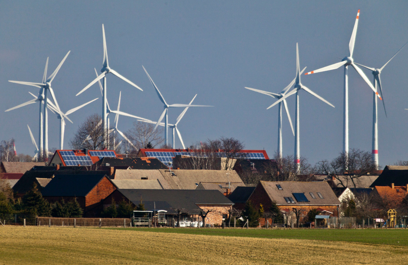 Copyright Paul-Langrock.de. Panorama Dorf Marzahna, hinten Windpark vom energieautarken Dorf Feldheim. Enercon Windkraftanlagen, Windpark Feldheim Sued gefoerdert durch Europaeische Union. Foerderung, Windkraft, Windkraftanlage, Windenergie, Windrad, Windraeder, Windenergieanlage, Rotorblatt, Rotorblaetter, Maschinenhaus, Gondel, Strom, Elektrizitaet, erneuerbare, regenerative, alternative, oekologische, energieautark, Energie, Biodorf, Oekodorf, Energiequelle, Energiewende, energieautarker Ortsteil. Mittelmark, Flaeming, Marzahna bei Treuenbrietzen. 22. Februar 2012