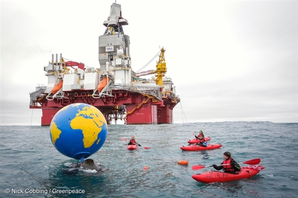 석유 시추의 확장을 반대하는 그린피스 활동가들