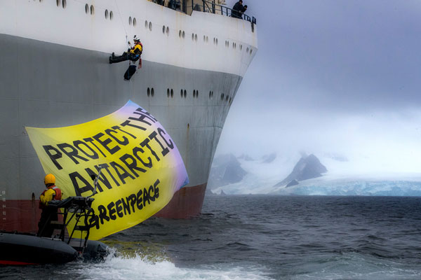그린피스 활동가들이 크릴 어선 모르 소드루체스토호에 ’남극해 보호' 배너를 설치하고 있다