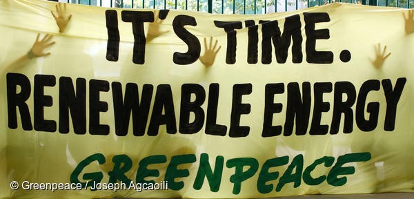 그린피스 활동가들이 기후변화 해결을 촉구하는 배너액션을 하고 있다.