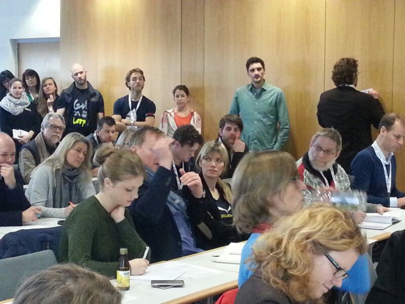 이스포(ISPO) 뮌헨 현장에서 진행된 그린피스의 기자회견. 참여한 관중들도 관심있게 발표내용을 확인하고 있음.